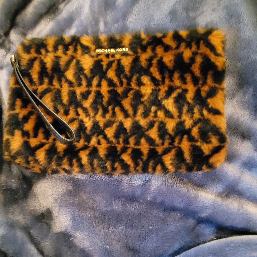GUC MK FAUX FUR LARGE CLUTCH